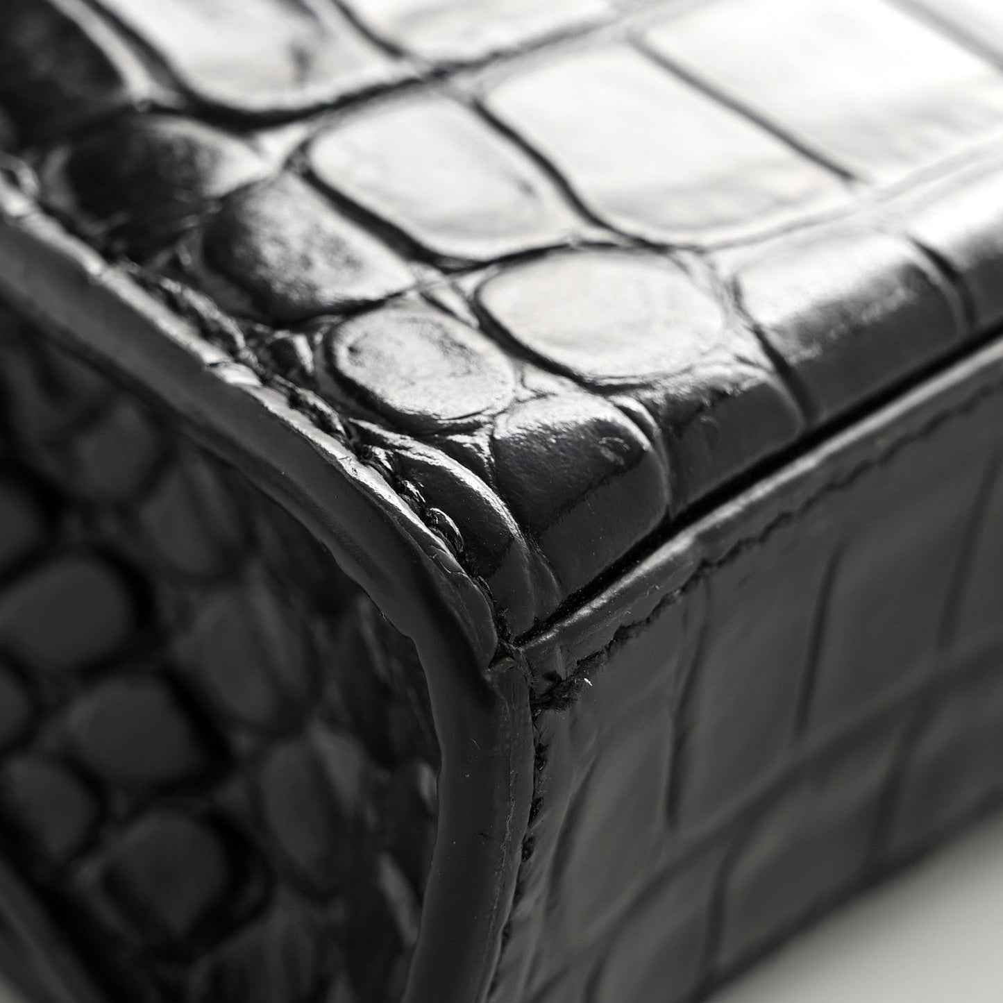 Shiny Calfskin Monochrome Crocodile Embossed Hourglass Chain Bag Black