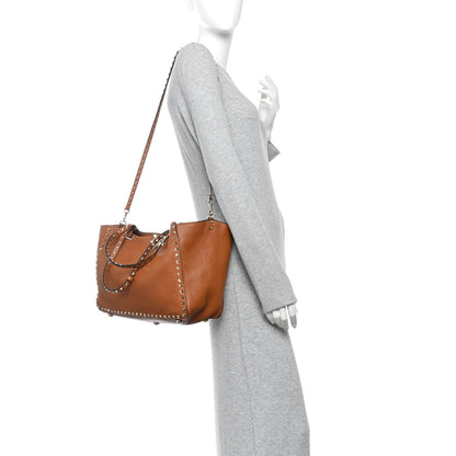Pebbled Calfskin Medium Rockstud Tote Light Cuir