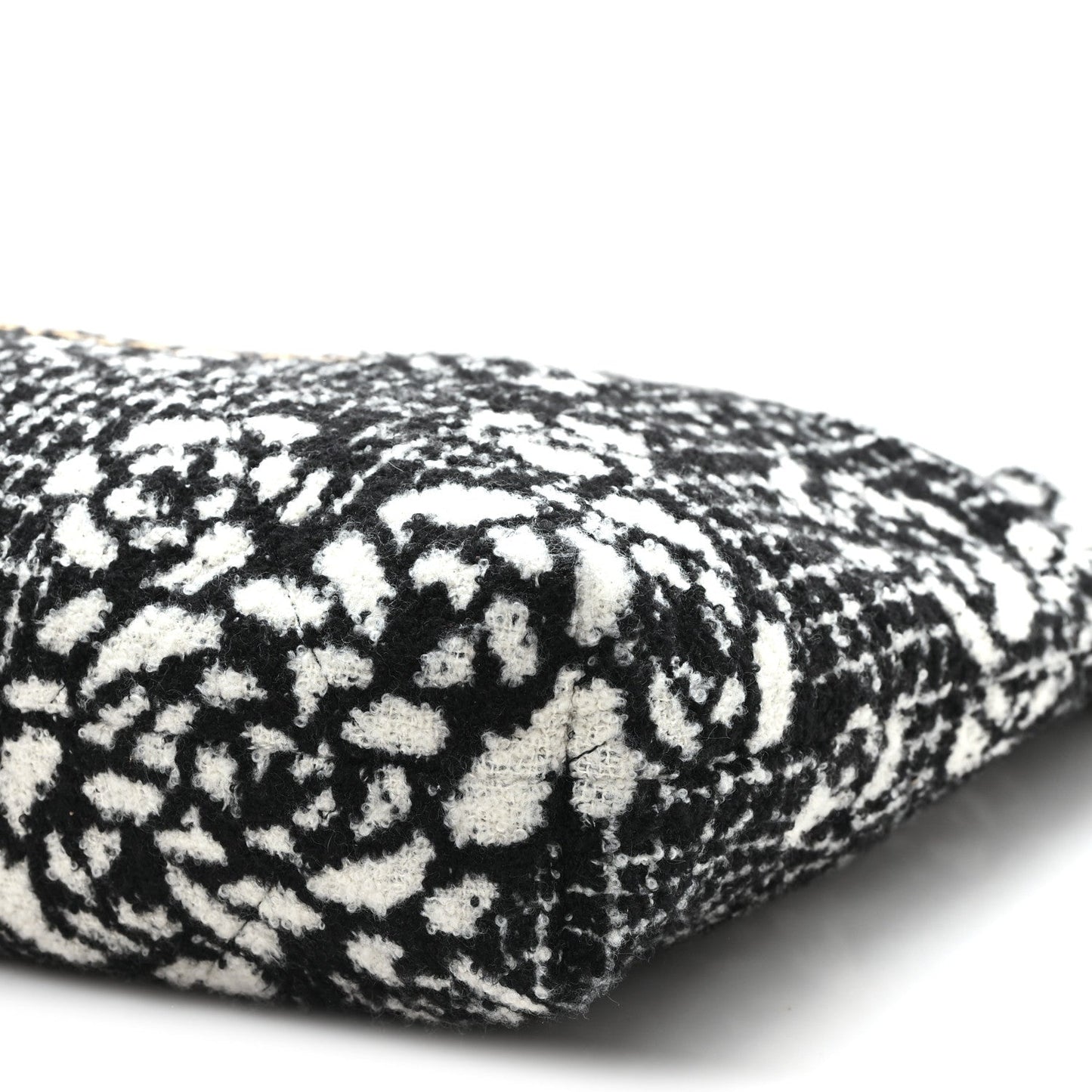 Cashmere Quilted Camellia Chanel 22 Black White