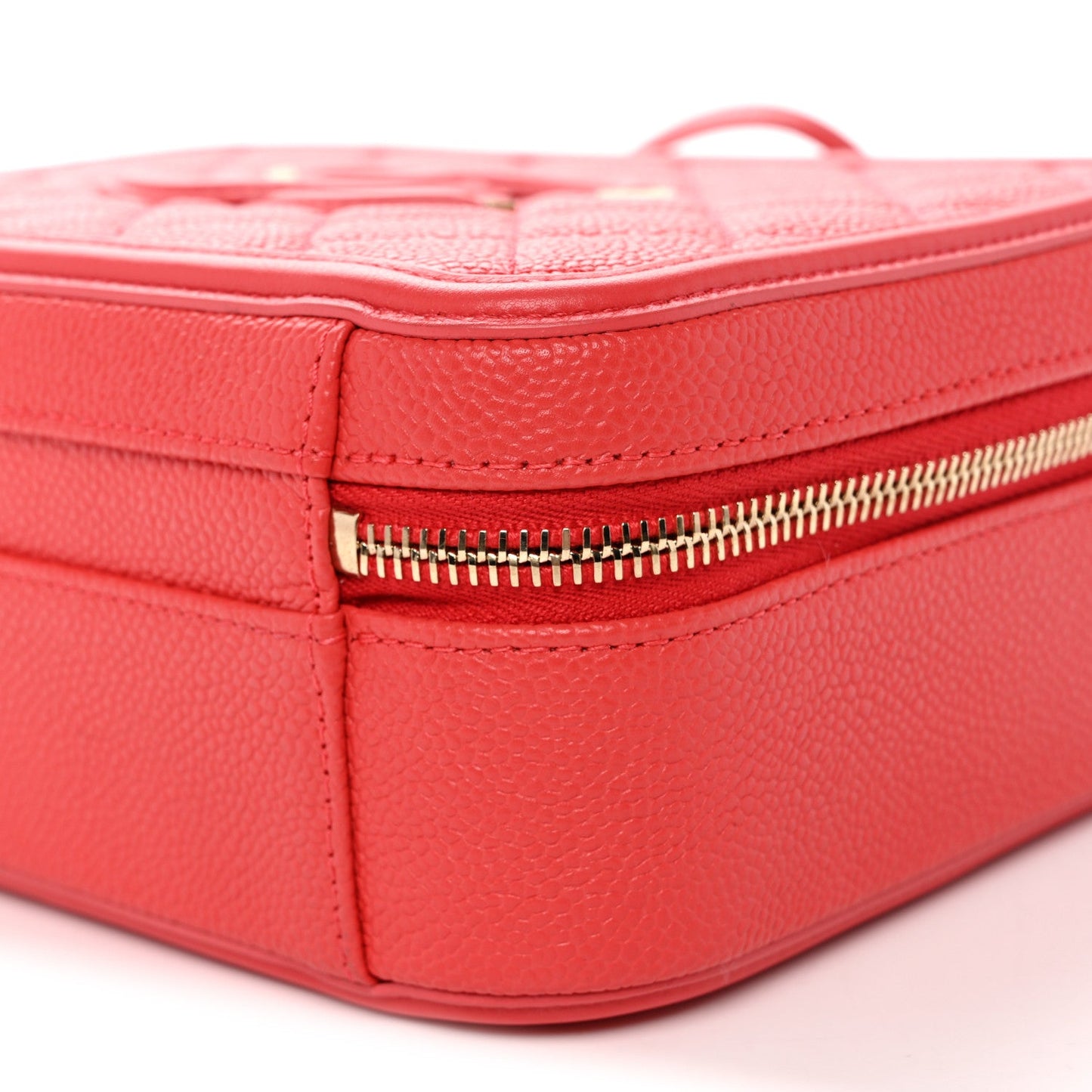 Caviar Quilted Medium CC Filigree Vanity Case Red