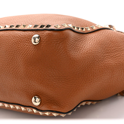 Pebbled Calfskin Medium Rockstud Tote Light Cuir