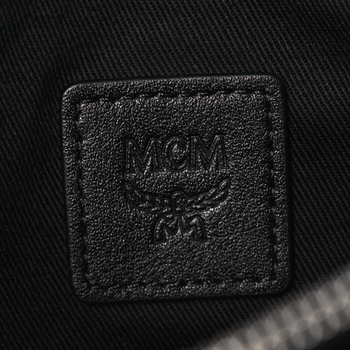 Visetos Medium Patricia Wallet On Chain Black