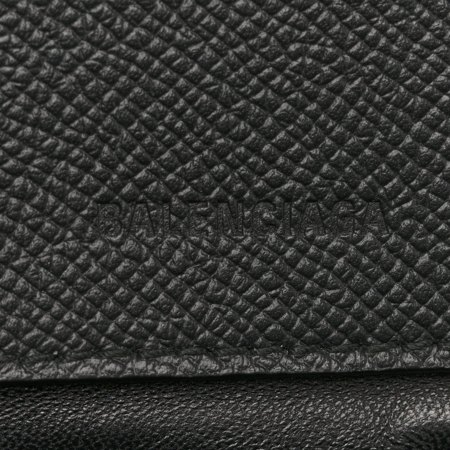 Grained Calfskin Graffiti BB Chain Wallet Black Bleu Violet