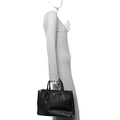 Saffiano Medium Galleria Double Zip Tote Black