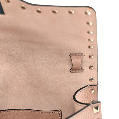Pebbled Calfskin Medium Rockstud Flip Lock Crossbody Bag Poudre