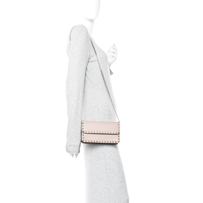 Pebbled Calfskin Rockstud Flap Wallet On Chain Poudre