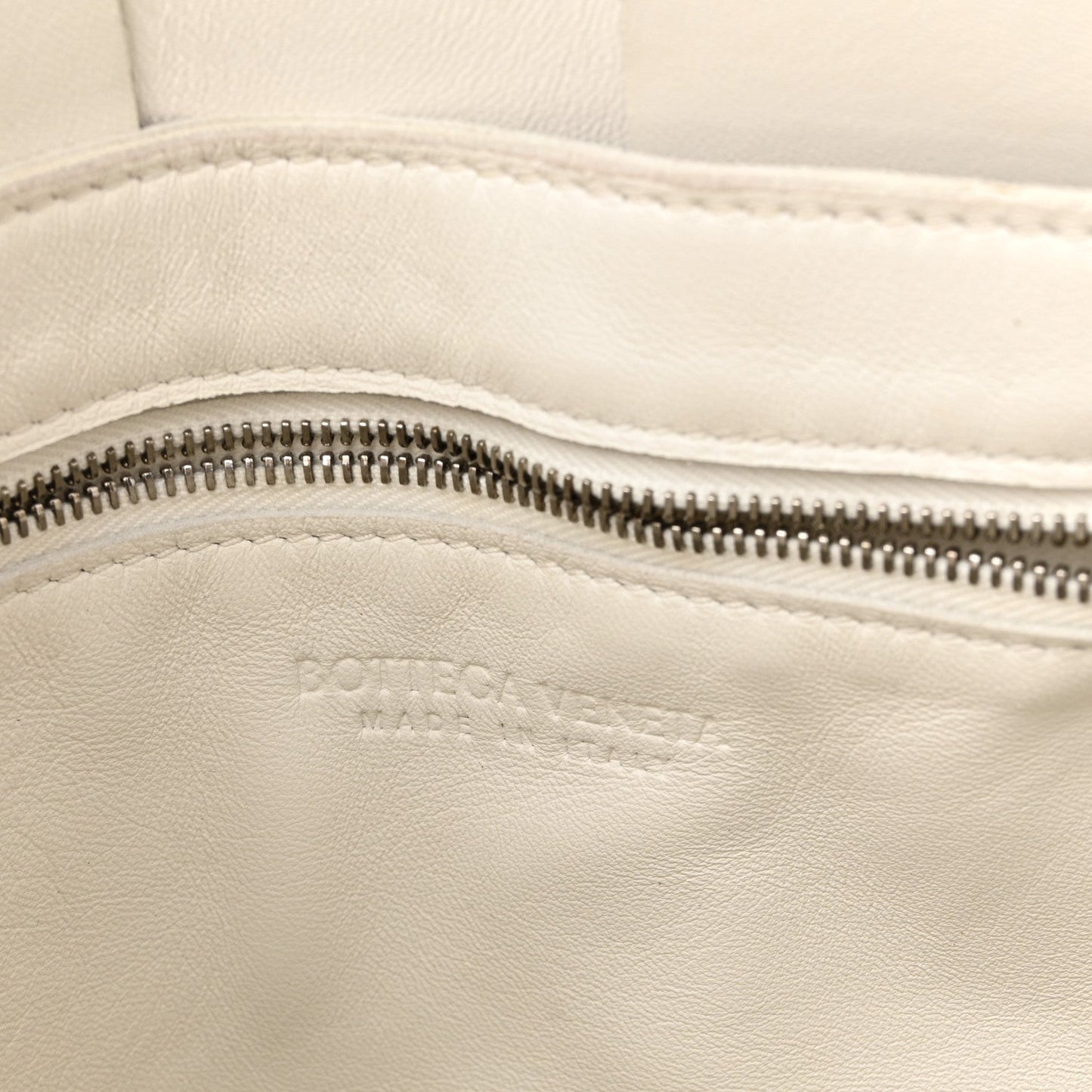 Lambskin Maxi Intrecciato Cassette Messenger Chalk