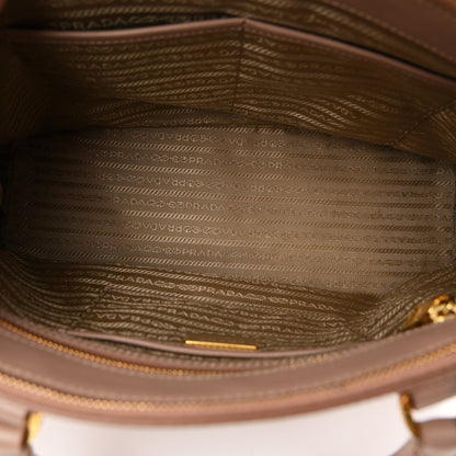Saffiano Medium Galleria Double Zip Tote Cammeo
