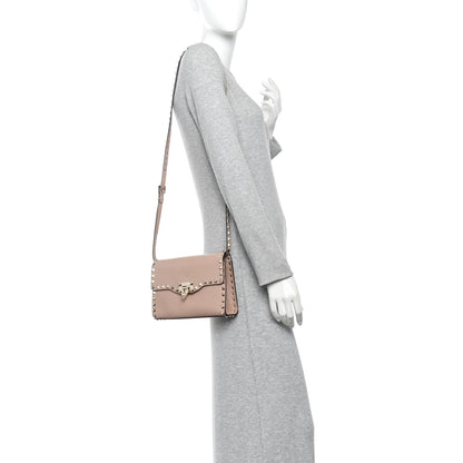 Pebbled Calfskin Medium Rockstud Flip Lock Crossbody Bag Poudre
