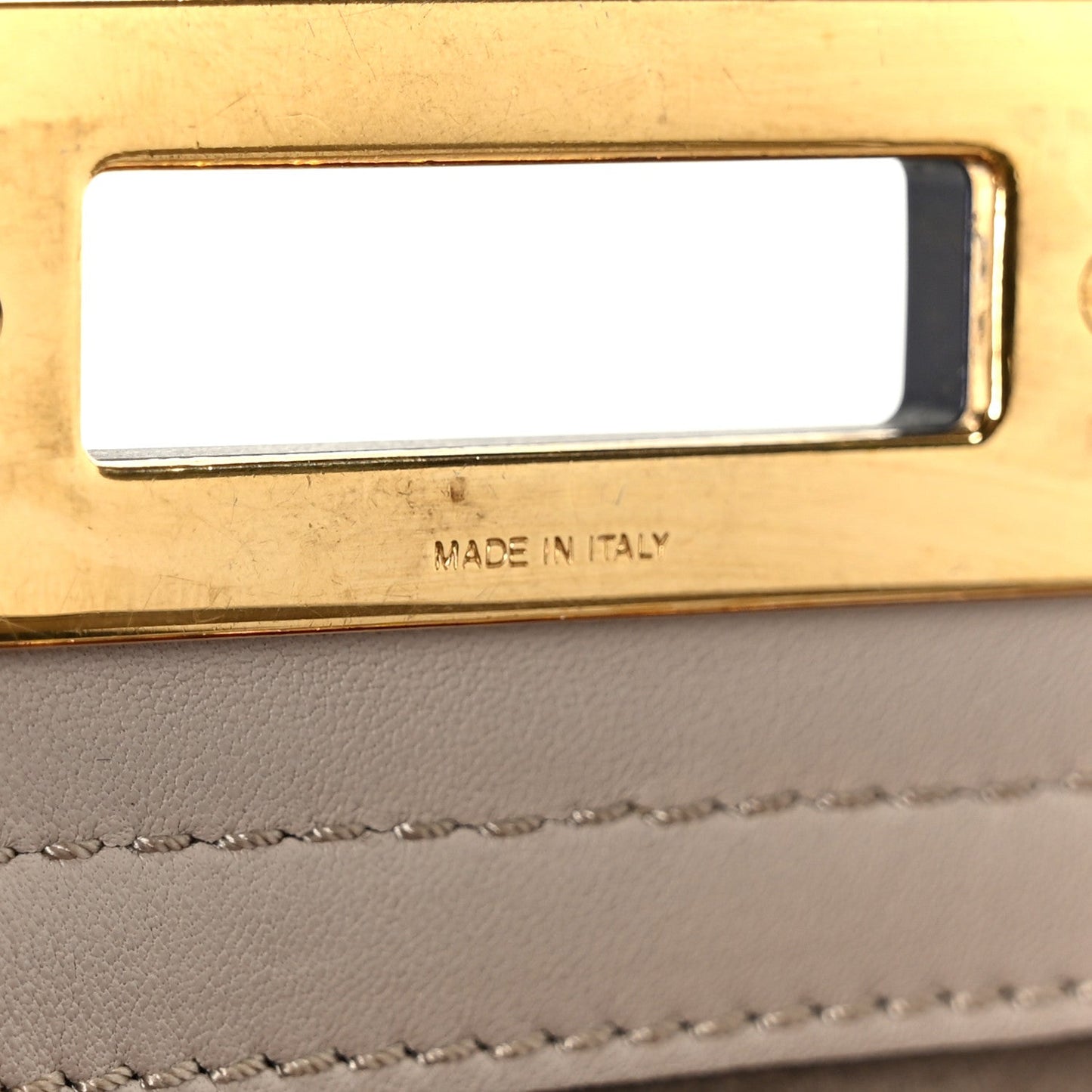 Vitello Seta Shiny Nappa Medium Peekaboo Iconic Satchel Grigio Polvere Magenta