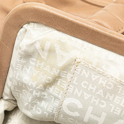Chanel CC Lambskin Kisslock Frame Shoulder Bag (SHG-Yw4UL7)