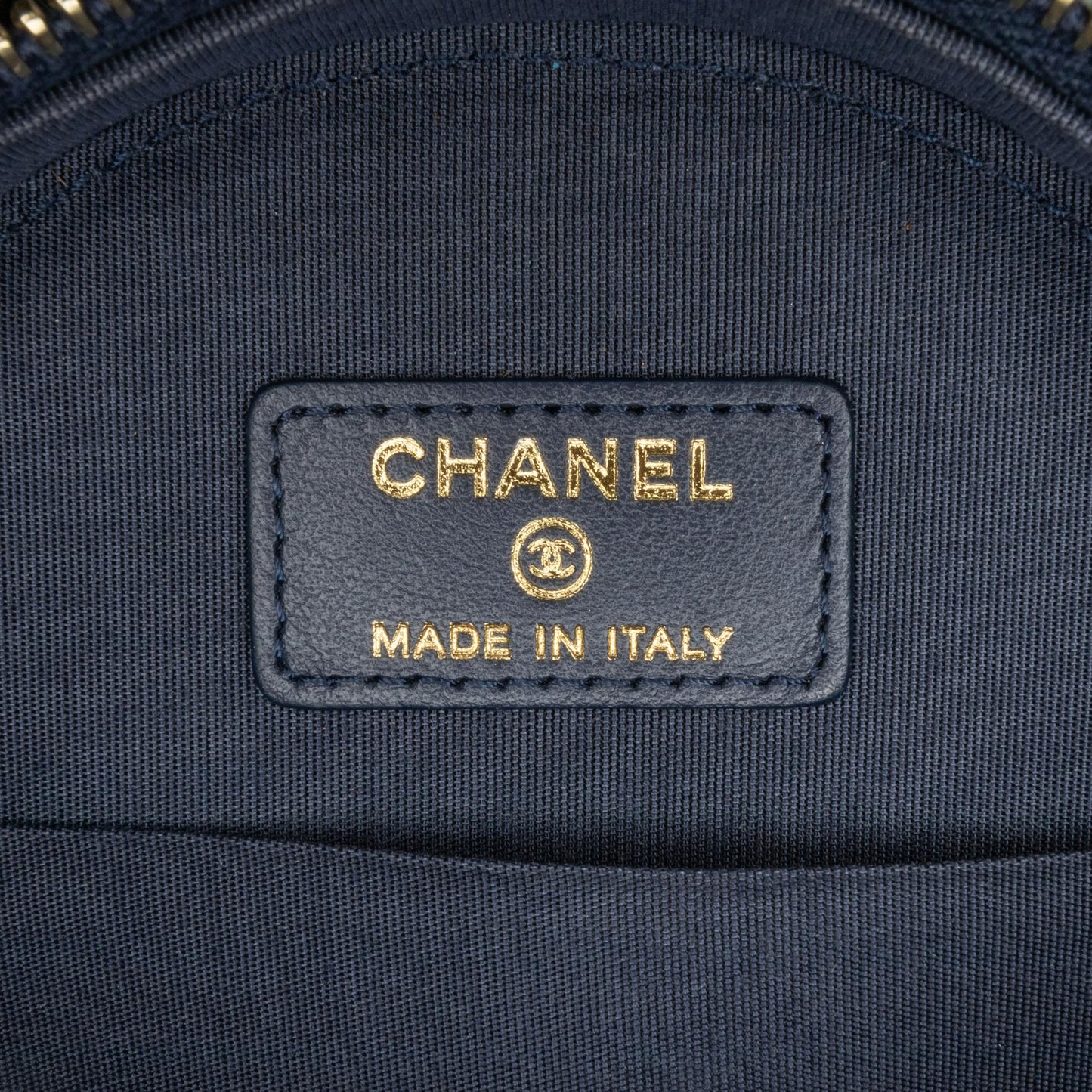 Chanel Denim 19 Round Clutch with Chain (SHG-NNHtw0)