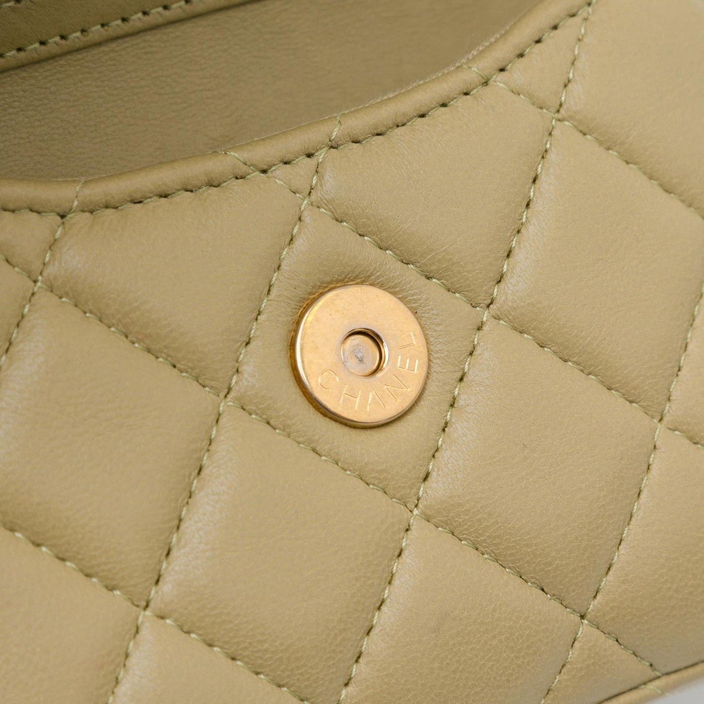Chanel Lambskin Enamel Coco Hearts Clutch with Chain (SHG-eIwWFs)