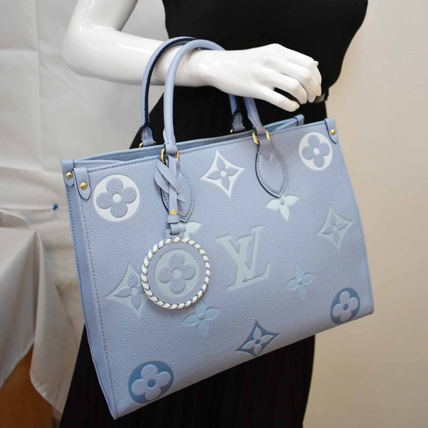 LOUIS VUITTON Onthego MM Giant Monogram Empreinte Tote Shoulder Bag Blue