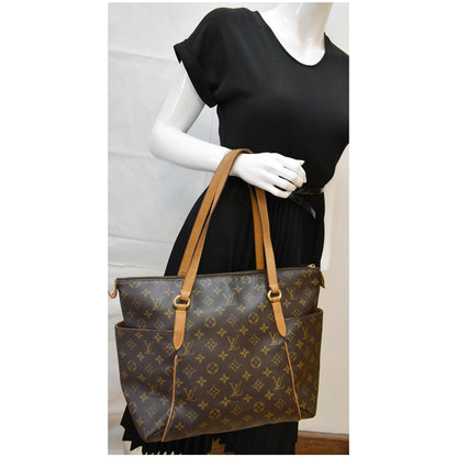 LOUIS VUITTON Totally MM Monogram Canvas Shoulder Bag Brown