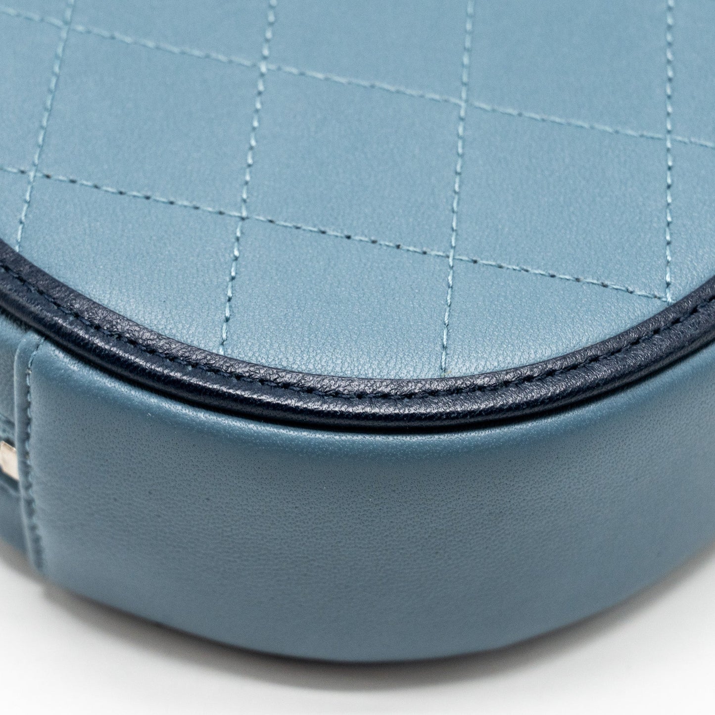 Chanel Round clutch with chain lambskin multicolour blue