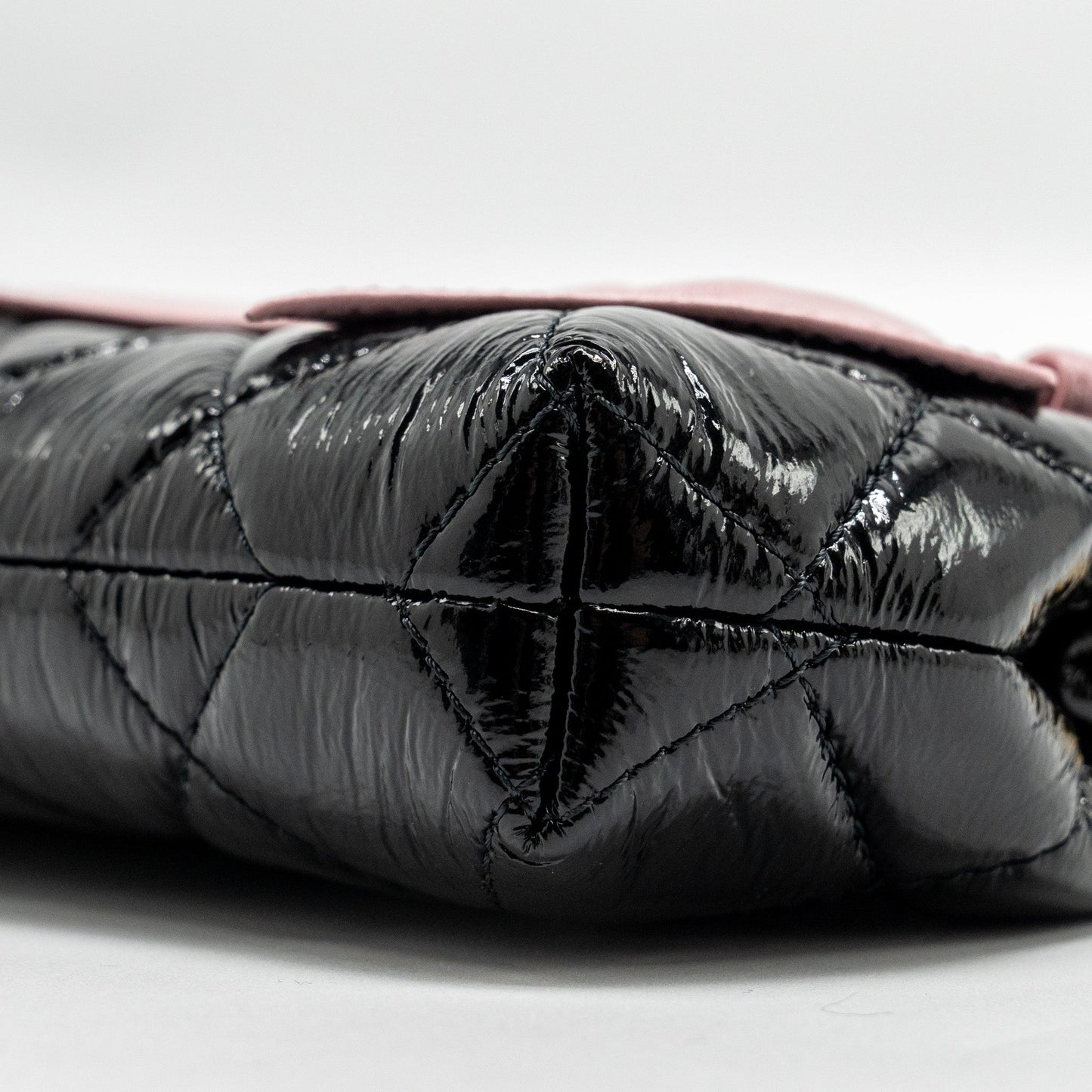 CHANEL 24A Bowknot Clutch With Chain Patent Crumpled lambskin/Shiny Lambskin Black/Pink  (Microchip)