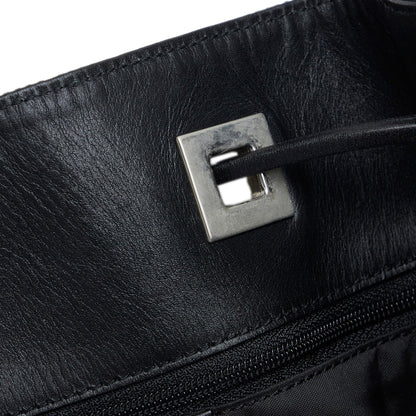 Gucci GG Canvas Shoulder Bag (SHG-lipcoD)
