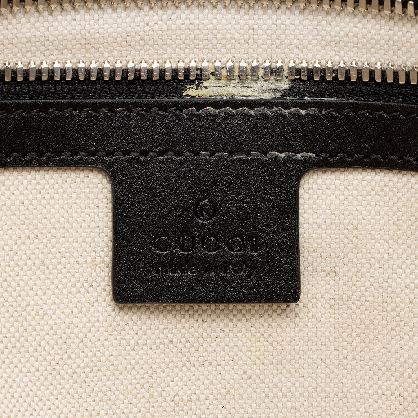 Gucci Perforated GG Embossed Zip Tote (SHF-Rjdpkd)