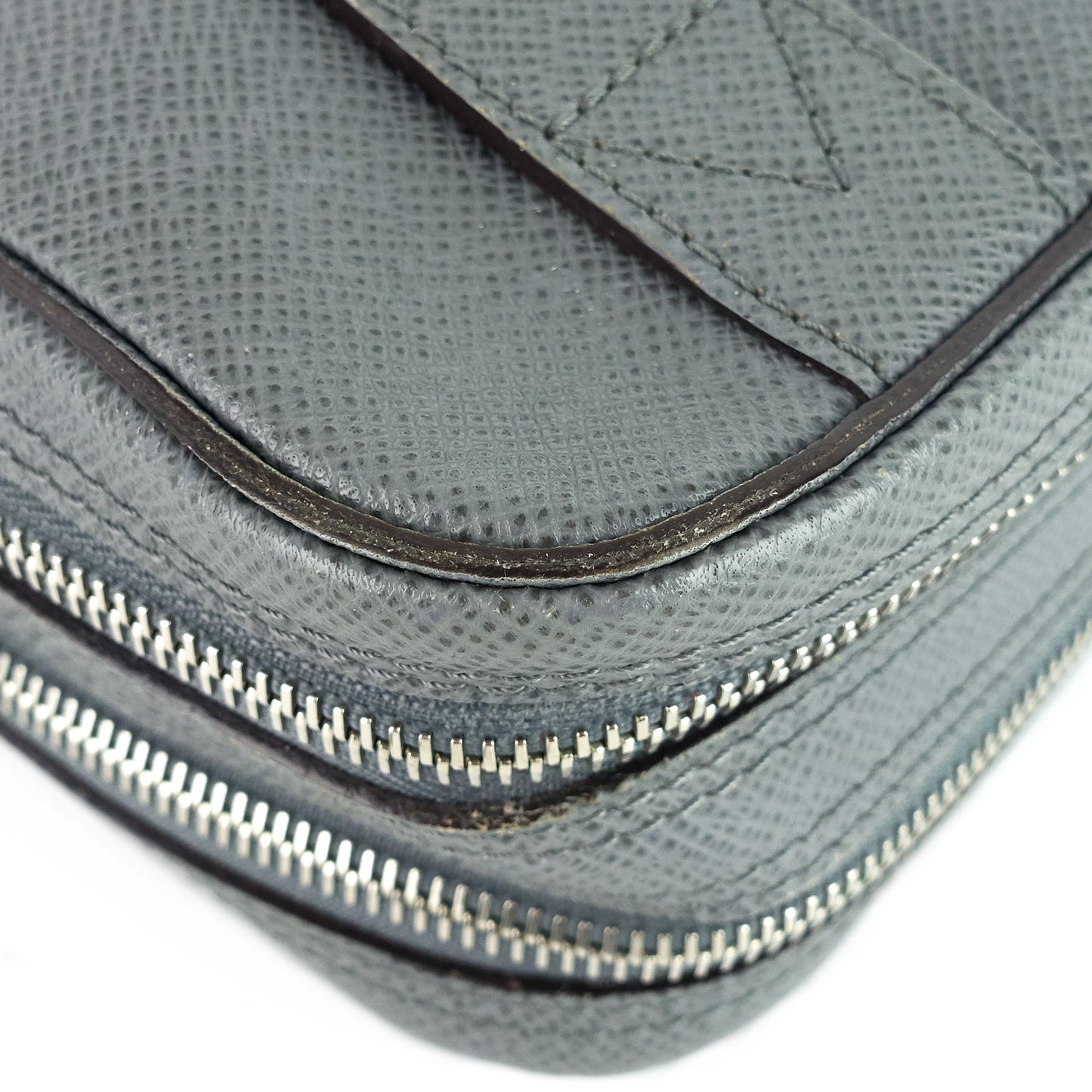 Louis Vuitto Pavel Taiga Leather Clutch Bag