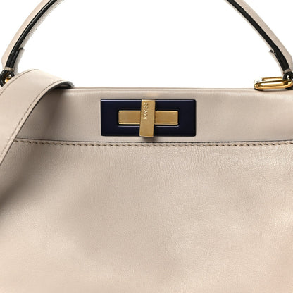 Vitello Seta Shiny Nappa Medium Peekaboo Iconic Satchel Grigio Polvere Magenta