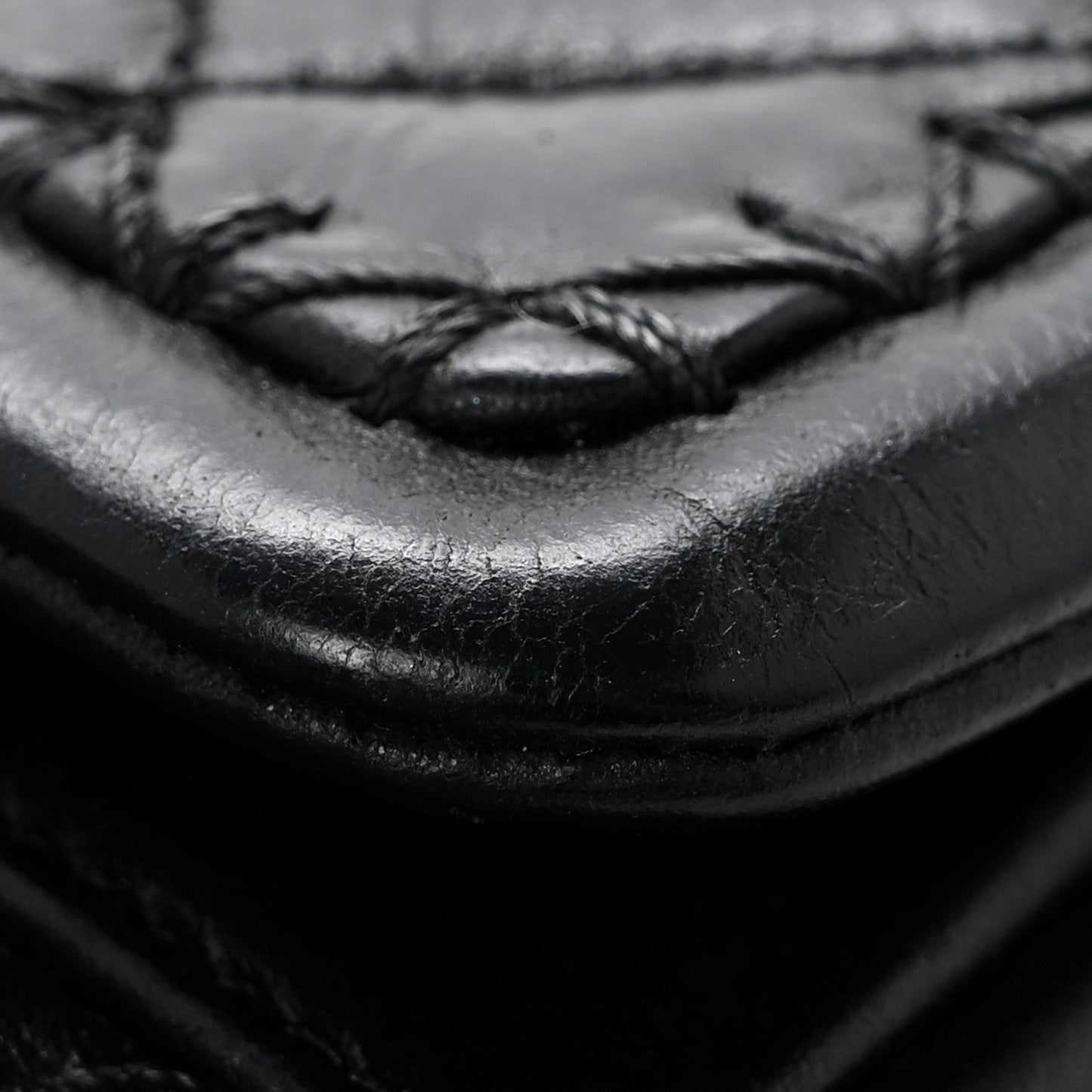 Crumpled Calfskin Whipstich Quilted Single Black