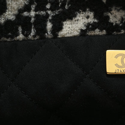 Cashmere Quilted Camellia Chanel 22 Black White