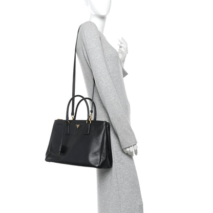 Saffiano Medium Galleria Double Zip Tote Black