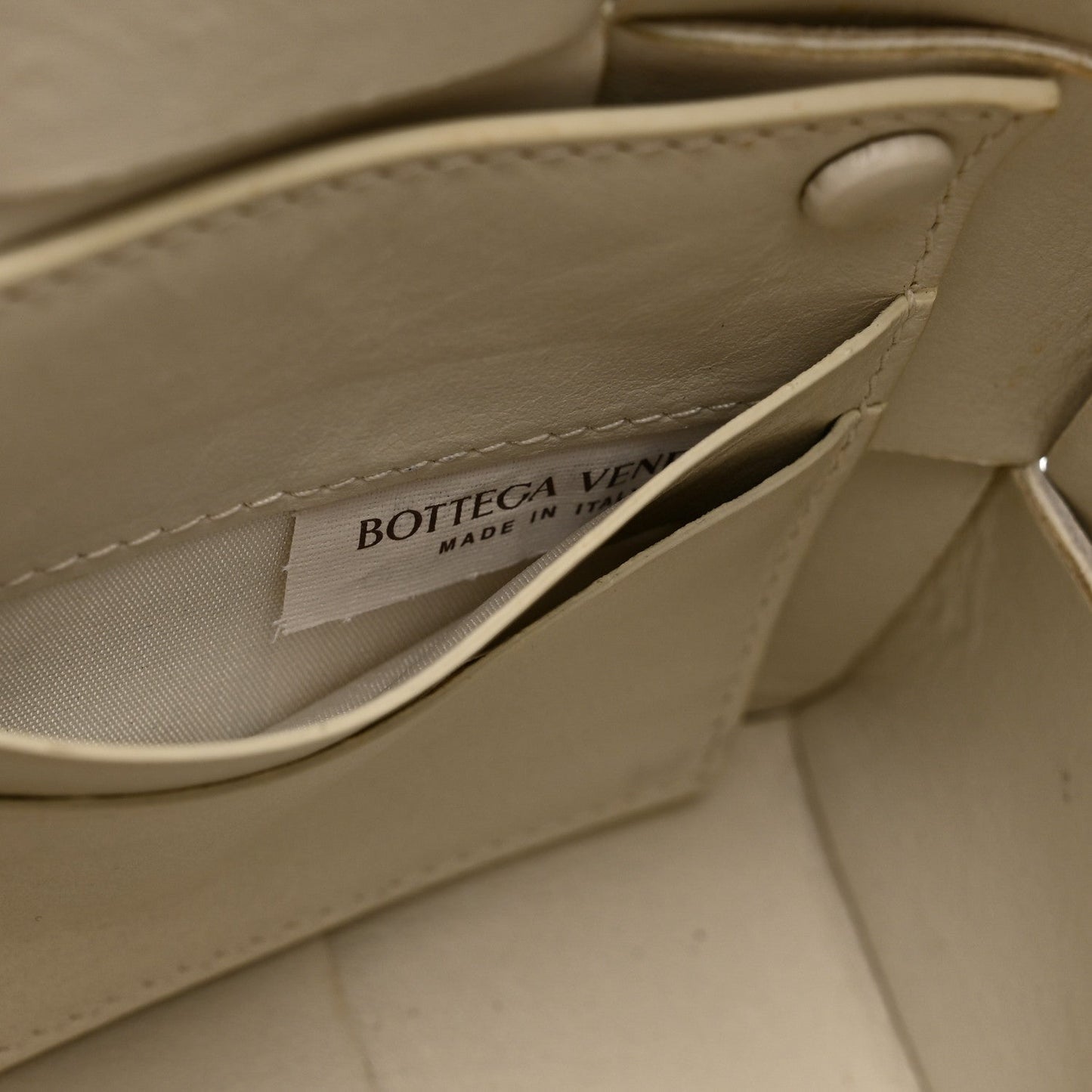 Calfskin Maxi Intrecciato Cassette Pouch On Strap Chalk