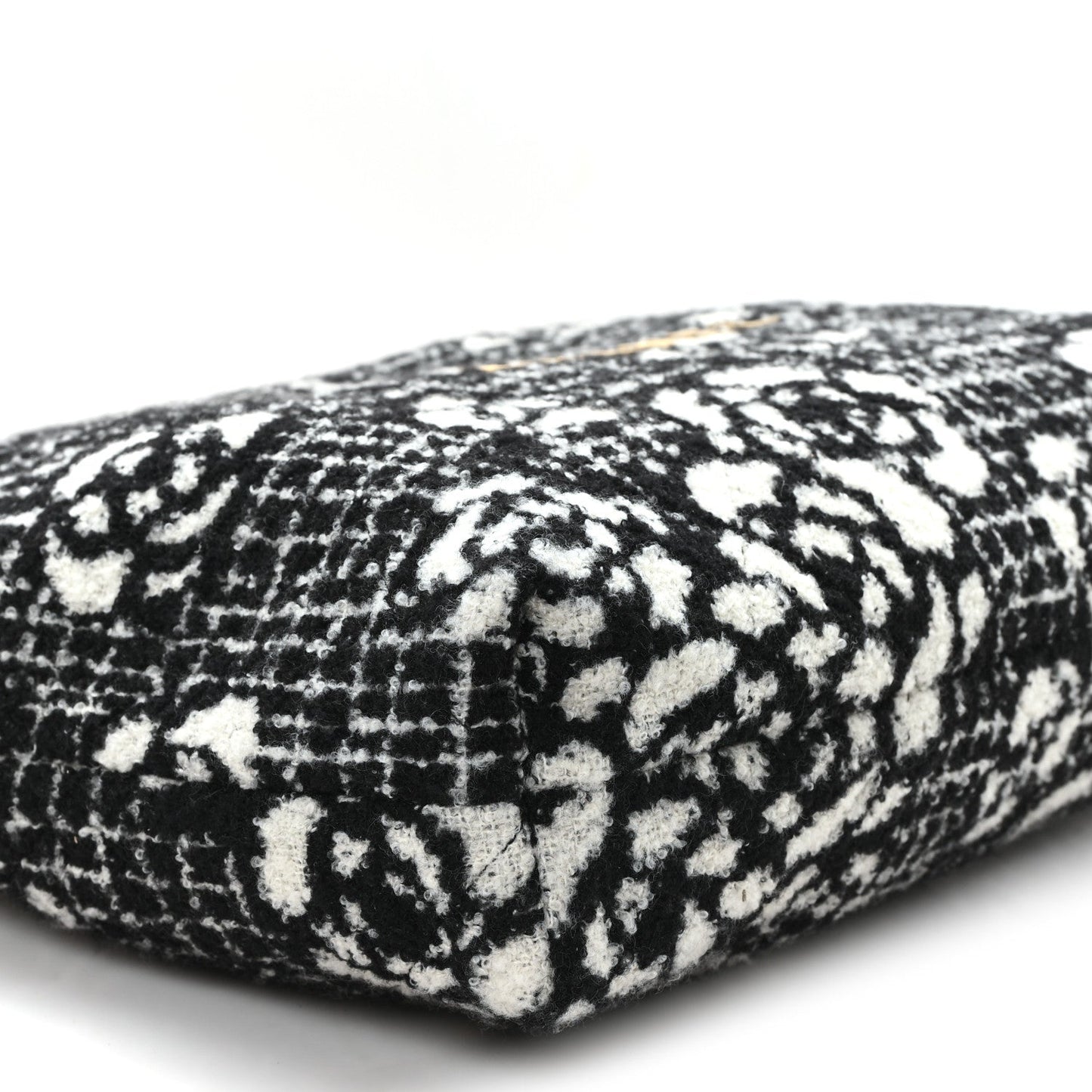 Cashmere Quilted Camellia Chanel 22 Black White
