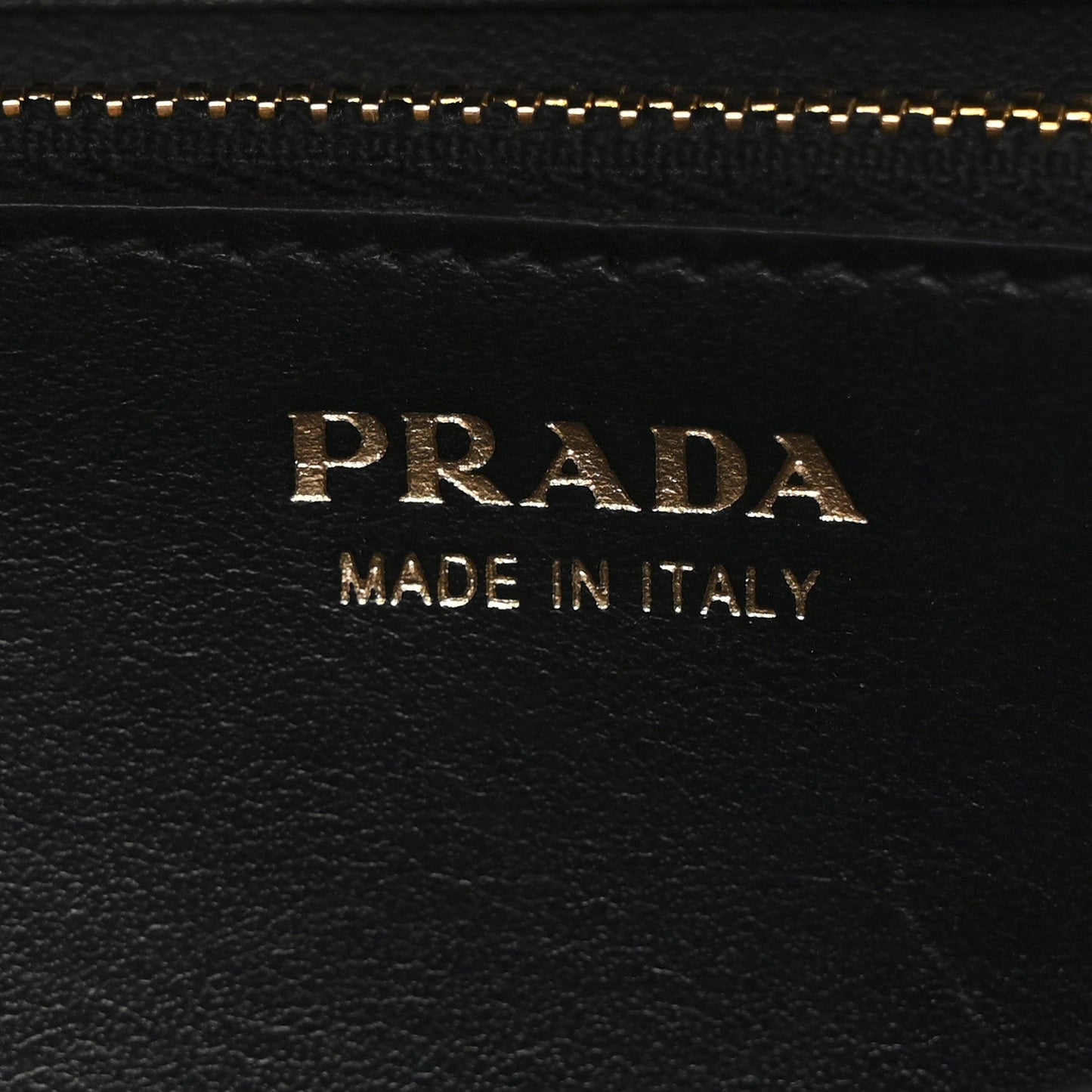 Vitello Move Metal Oro Chain Wallet Black