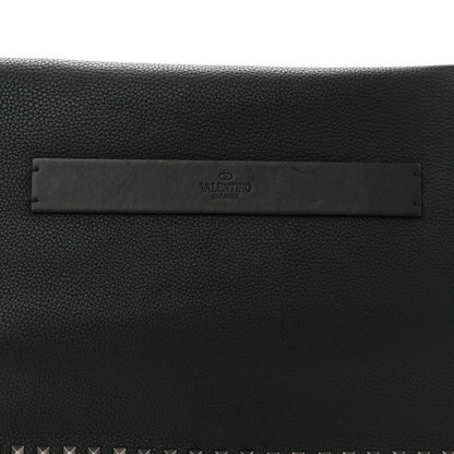 Pebbled Calfskin Rockstud Messenger Black
