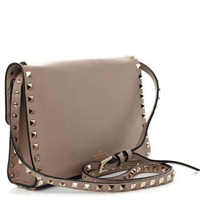 Pebbled Calfskin Medium Rockstud Flip Lock Crossbody Bag Poudre