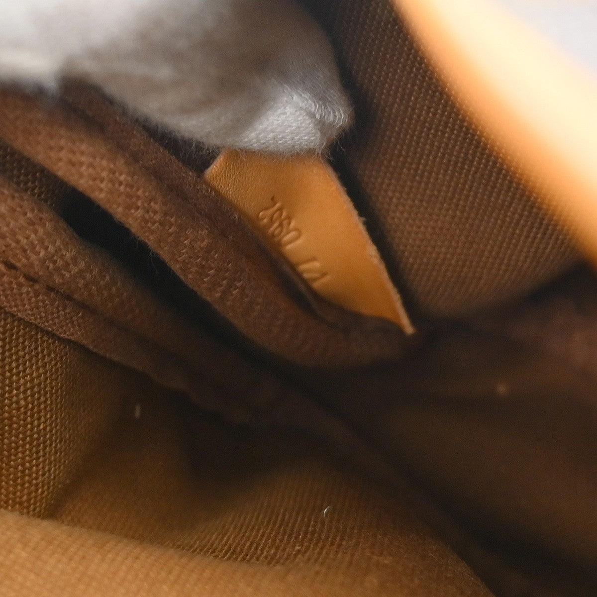 Louis Vuitton Saumur Handbag Monogram Canvas Brown Canvas Shoulder Bag Bag (   )