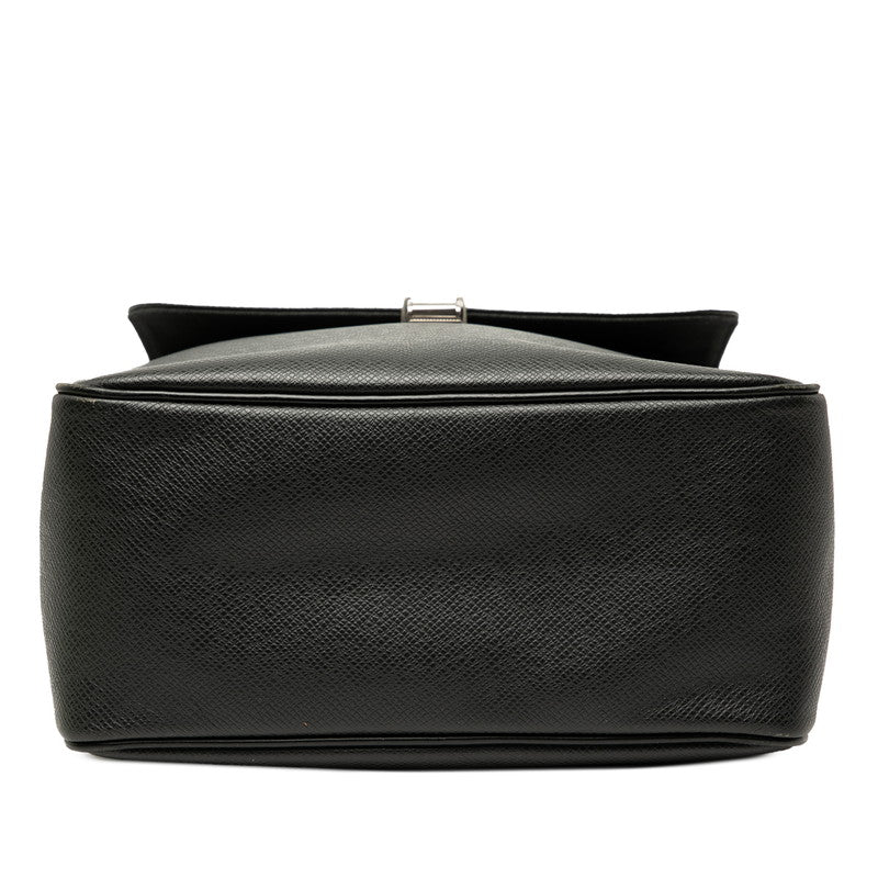 Louis Vuitton YARANGA Taiga Shoulder Bag